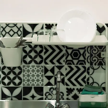 Independent Int-e With Bathroom And Break Corner