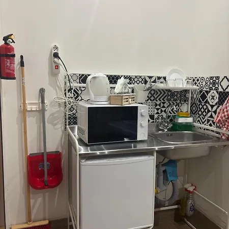 Independent Int-e With Bathroom And Break Corner